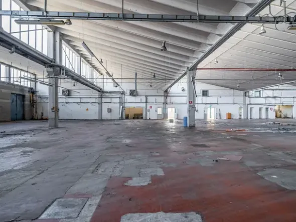 #2537519 Capannone industriale a Loira