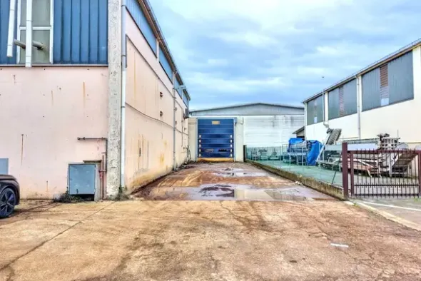 #25490 Capannone industriale con area esterna di pertinenza