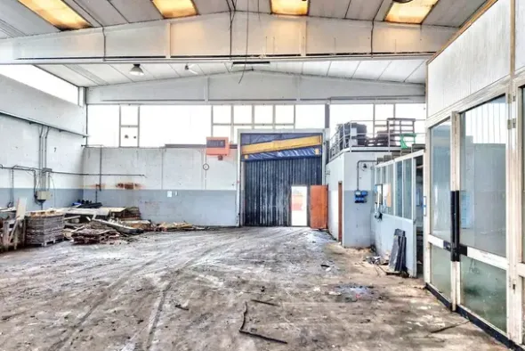 #25490 Capannone industriale con area esterna di pertinenza