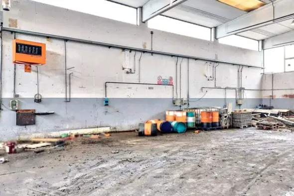 #25490 Capannone industriale con area esterna di pertinenza
