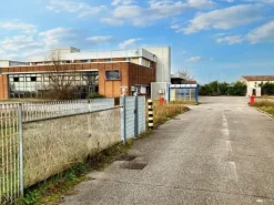 #22832 Capannone industriale con due unità residenziali
