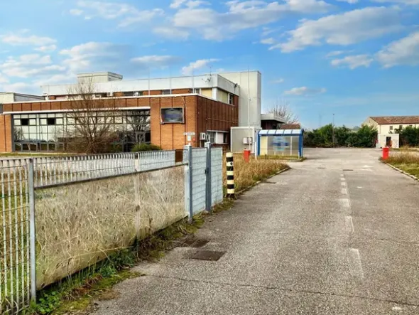 #22832 Capannone industriale con due unità residenziali