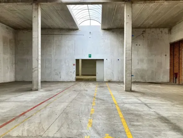 #22832 Capannone industriale con due unità residenziali
