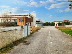 #22832 Capannone industriale con due unità residenziali