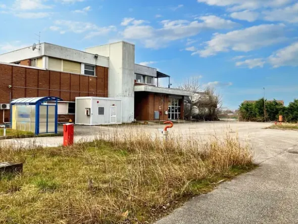#22832 Capannone industriale con due unità residenziali