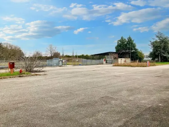 #22832 Capannone industriale con due unità residenziali