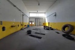 #25773 Capannone su due livelli con ampia area esterna