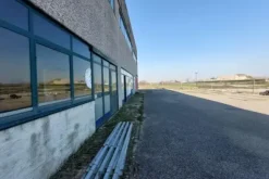 #25773 Capannone su due livelli con ampia area esterna