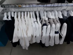 178#7915 Capi di abbigliamento da bimbo e tessuti