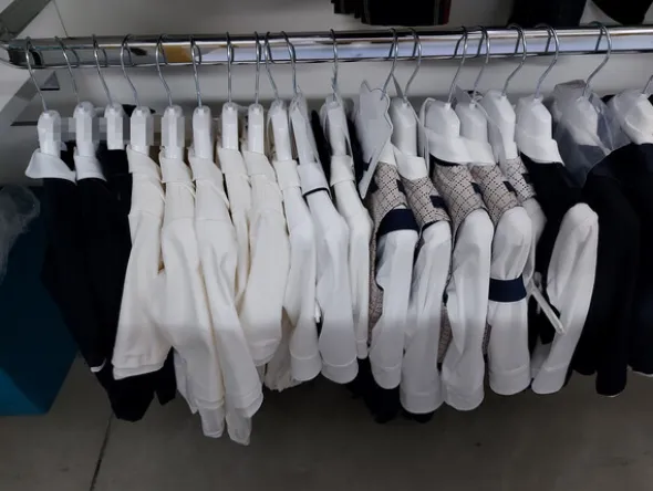 178#7915 Capi di abbigliamento da bimbo e tessuti