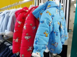 178#7915 Capi di abbigliamento da bimbo e tessuti