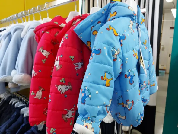 178#7915 Capi di abbigliamento da bimbo e tessuti