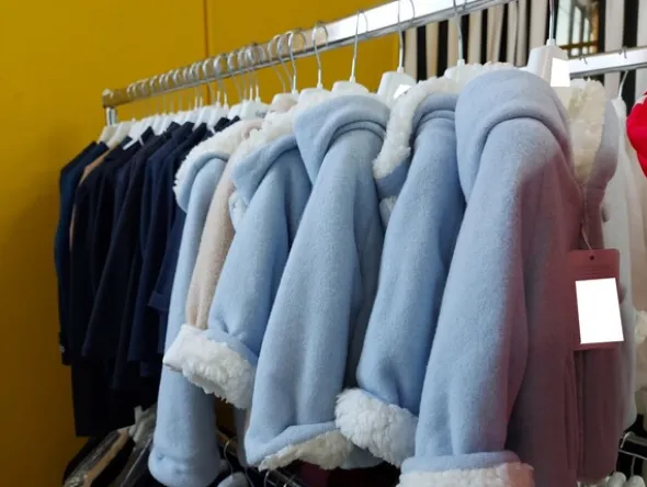 178#7915 Capi di abbigliamento da bimbo e tessuti