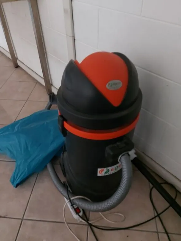 2#8129 Capi di abbigliamento e arredo da negozio