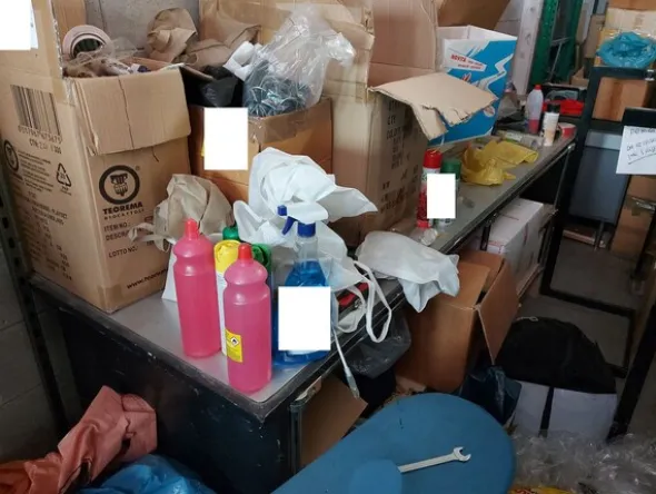 2#8129 Capi di abbigliamento e arredo da negozio