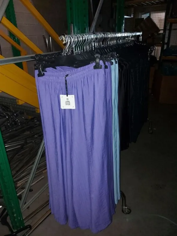 2#8129 Capi di abbigliamento e arredo da negozio