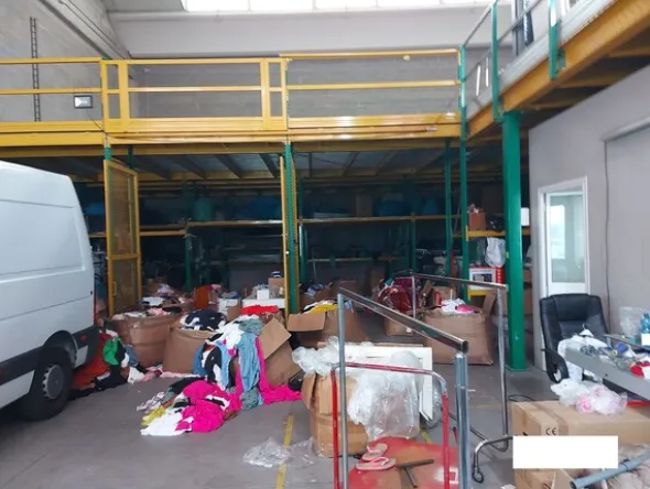 2#8129 Capi di abbigliamento e arredo da negozio