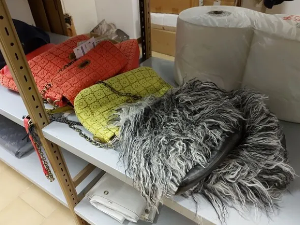 1#8071 Capi di abbigliamento e calzature