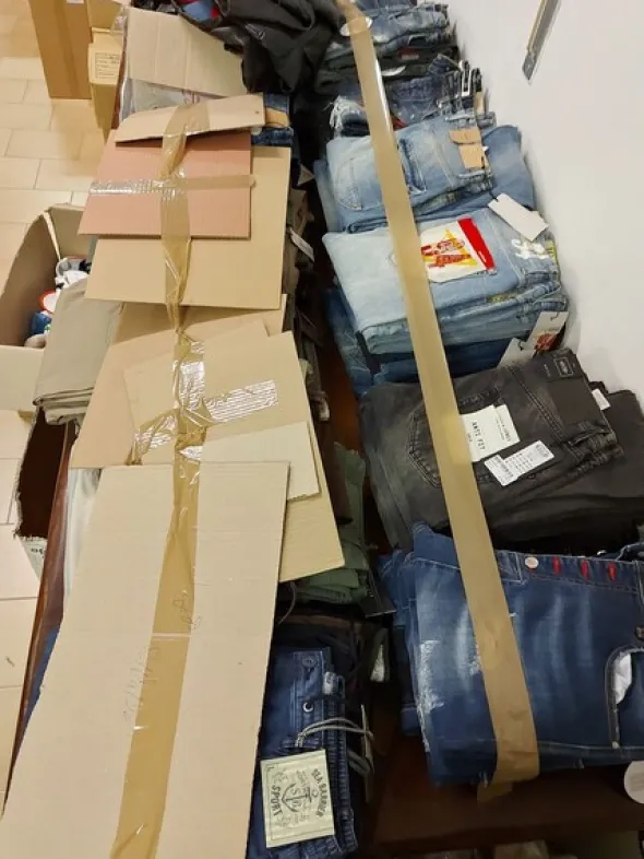 1#8071 Capi di abbigliamento e calzature