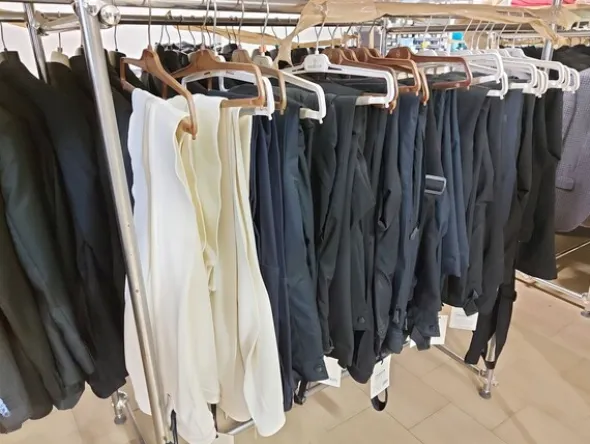 1#8071 Capi di abbigliamento e calzature