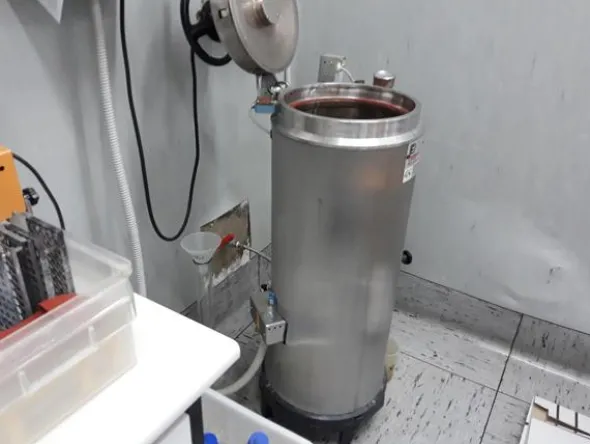 20#3675 Cappa flusso laminare Gelaire e microscopio Olympus BH2
