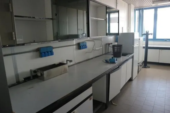 33#2717 Cappa Gelaire e arredi laboratorio