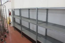 5#7094 Carrelli e banchi da lavoro