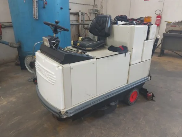 7#7923 Carrelli elevatori e lavapavimenti