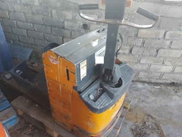 29#7675 Carrelli elevatori OM e attrezzatura