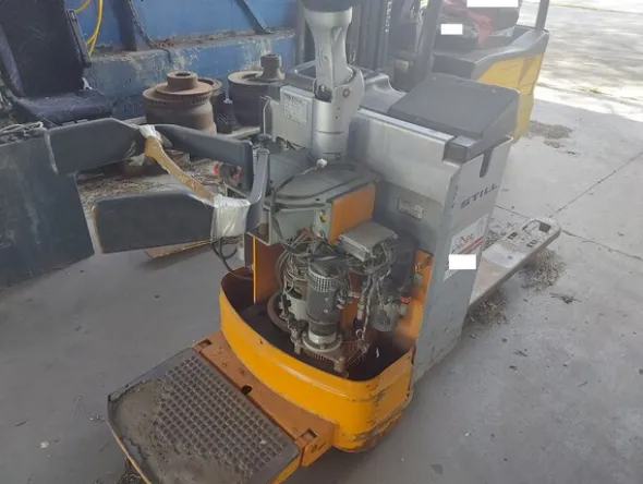 29#7675 Carrelli elevatori OM e attrezzatura