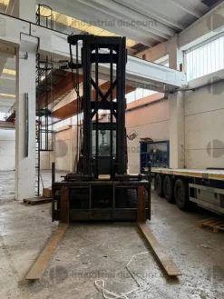 5#9706 Carrelli elevatori, segatrice a nastro e isola di pesatura