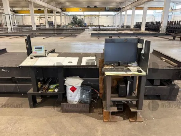 5#9706 Carrelli elevatori, segatrice a nastro e isola di pesatura
