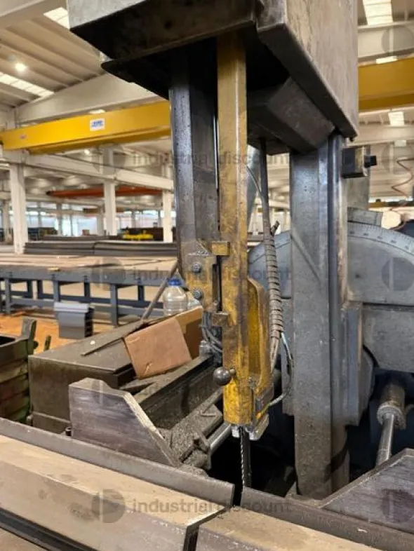 5#9706 Carrelli elevatori, segatrice a nastro e isola di pesatura