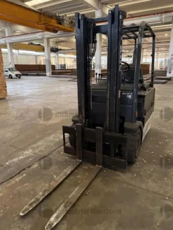 5#9706 Carrelli elevatori, segatrice a nastro e isola di pesatura