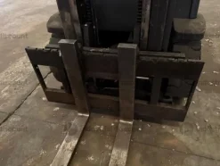 5#9706 Carrelli elevatori, segatrice a nastro e isola di pesatura