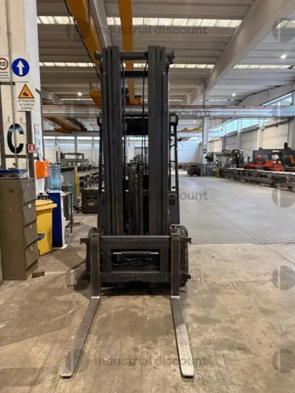 5#9706 Carrelli elevatori, segatrice a nastro e isola di pesatura