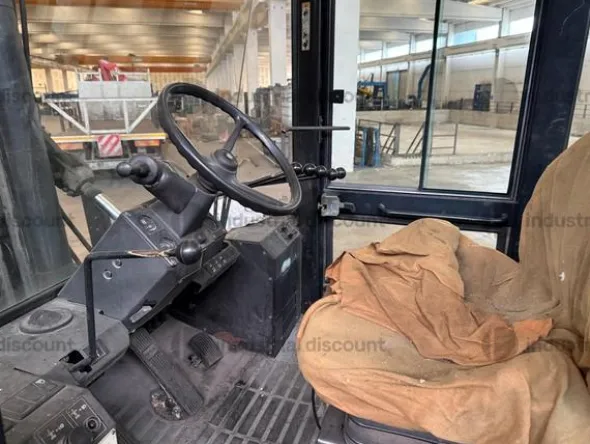 5#9706 Carrelli elevatori, segatrice a nastro e isola di pesatura