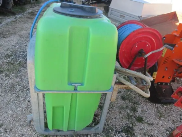 27#7086 Carrelli trazionali e serbatoio irrigatore