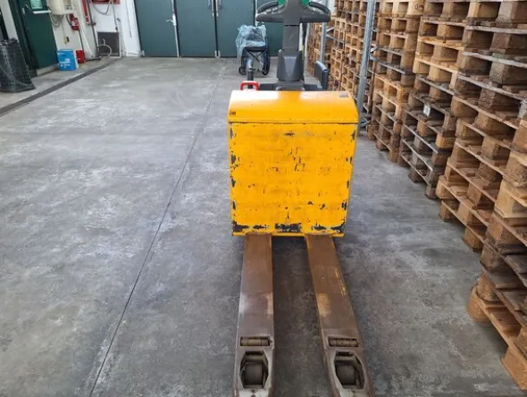 2#8242 Carrello elevatore elettrico Mitsubishi-Ungheinrich e transpallet manuale levante