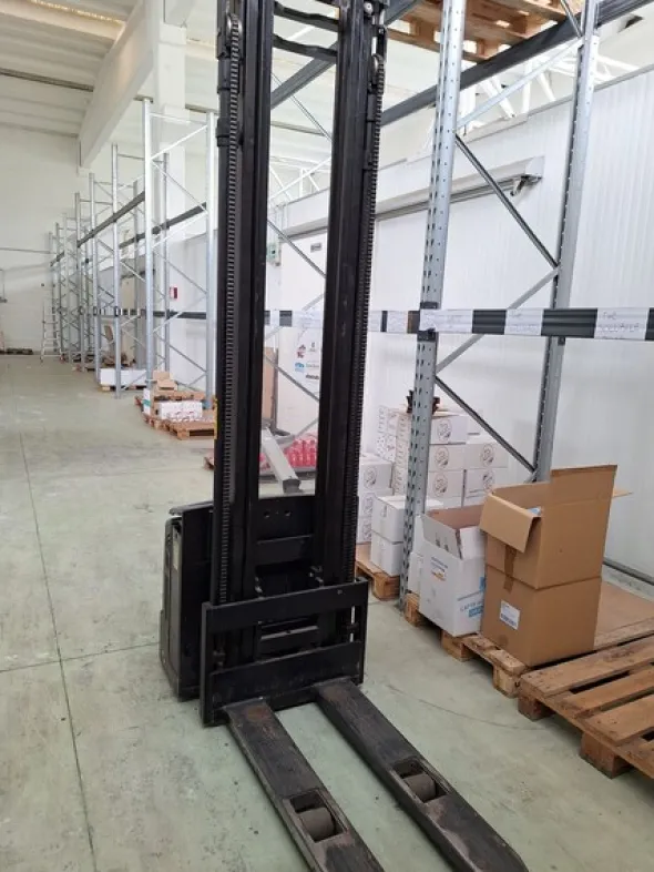 2#8242 Carrello elevatore elettrico Mitsubishi-Ungheinrich e transpallet manuale levante