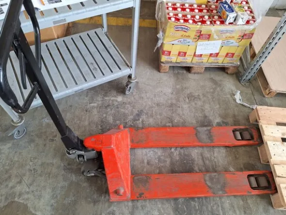 2#8242 Carrello elevatore elettrico Mitsubishi-Ungheinrich e transpallet manuale levante