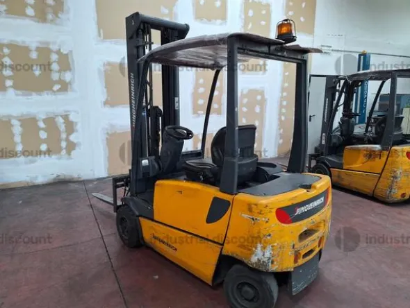 9#8798 Carrello elevatore Jungheinrich EFG-320