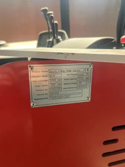 CARRELLO ELEVATORE RETRATTILE A TRE VIE
