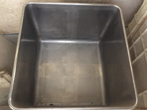 carrello in acciaio inox con vassoi in acciaio inox