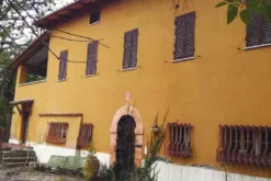 #23023 Casa padronale con casa colonica e terreni