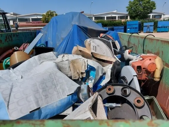 40#6803 Cassone in metallo con attrezzatura
