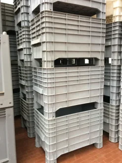 CASSONI IN PLASTICA IMPILABILI, CON COPERCHIO