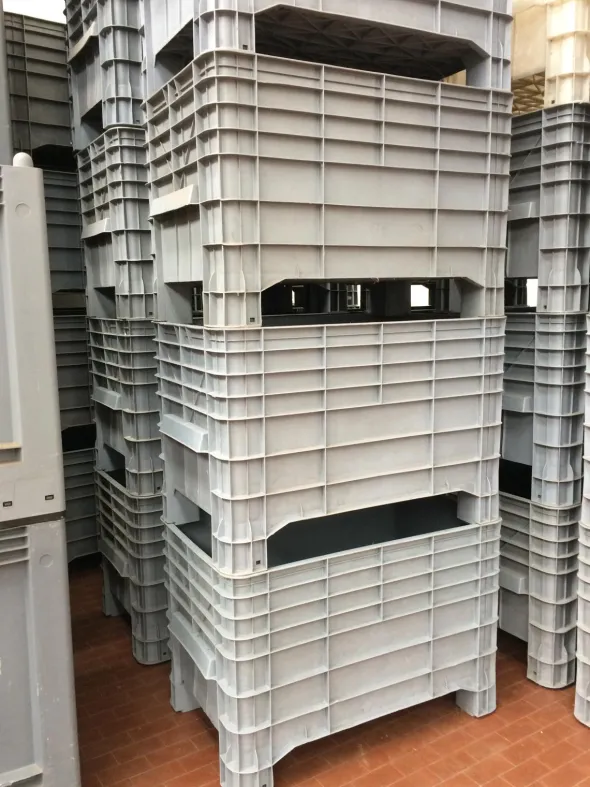 CASSONI IN PLASTICA IMPILABILI, CON COPERCHIO