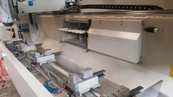 Centro di lavoro 4 assi per Alluminio e PVC