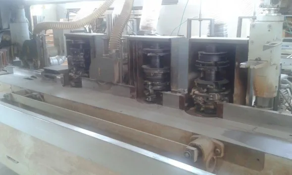 Centro di lavoro per la produzione di finestre in legno